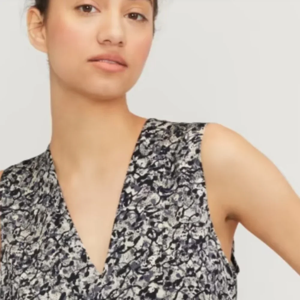 Everlane The Satin V-Neck Top nwt - Picture 3 of 4